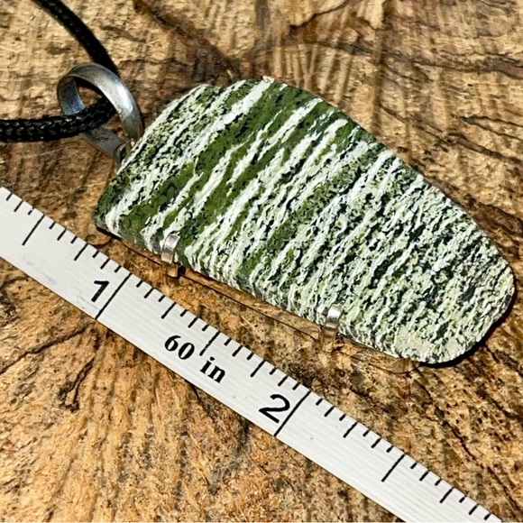 Raw Chrysotile in Serpentine Pendant 2 1/4” - Picture 5 of 9